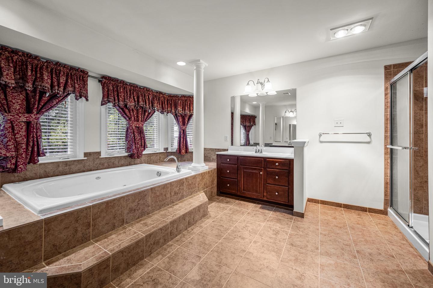 9010 Labrador Ln