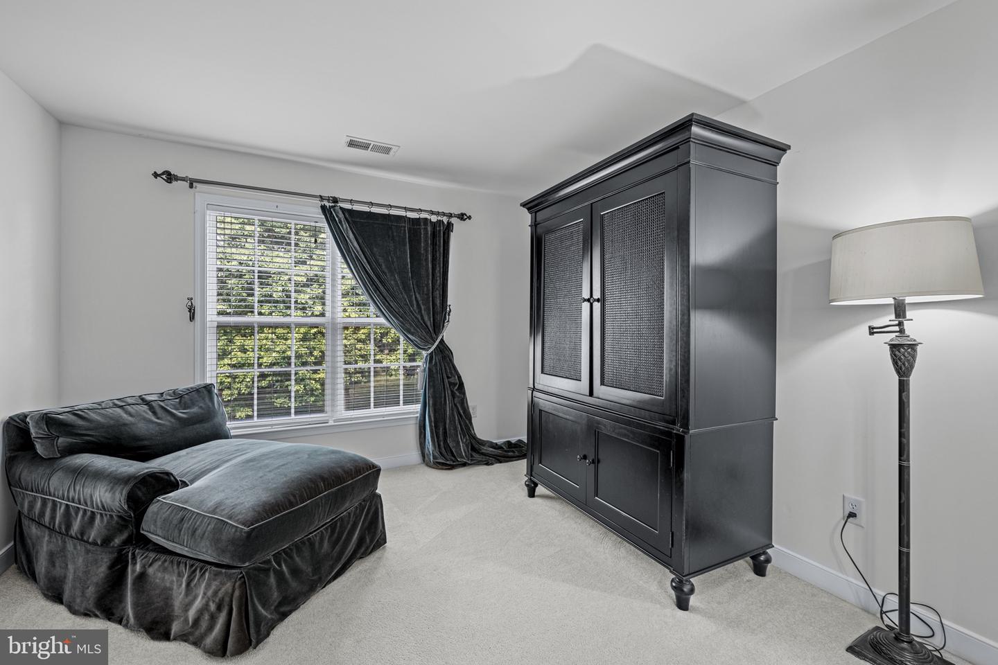 9010 Labrador Ln
