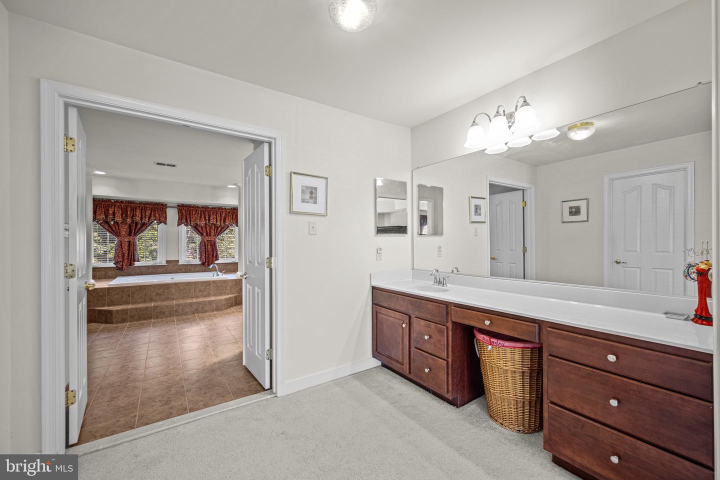 9010 Labrador Ln