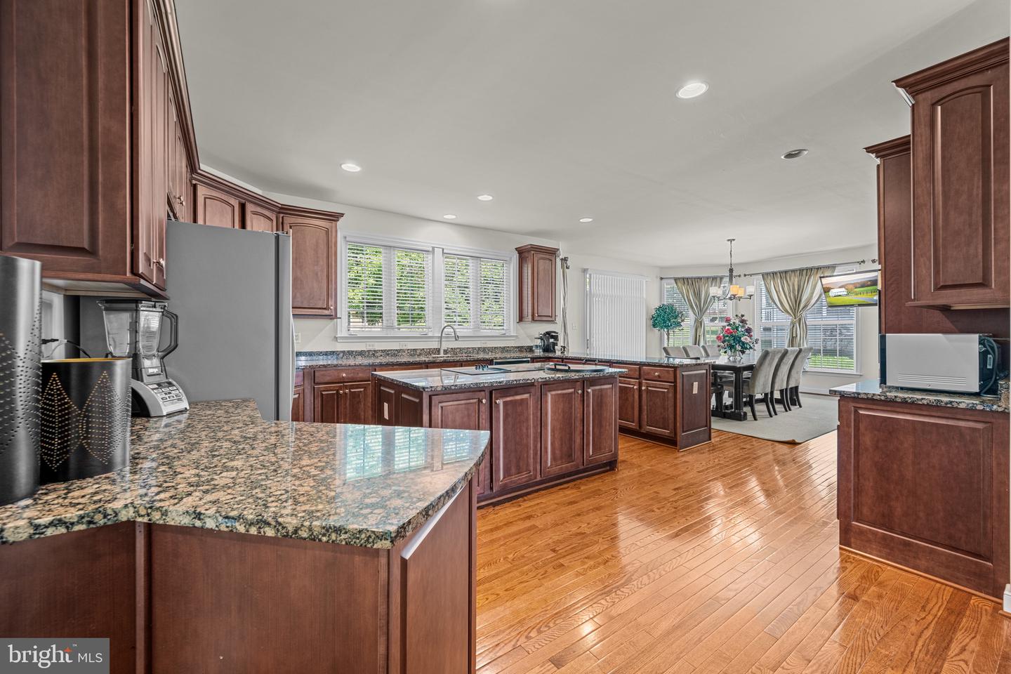 9010 Labrador Ln