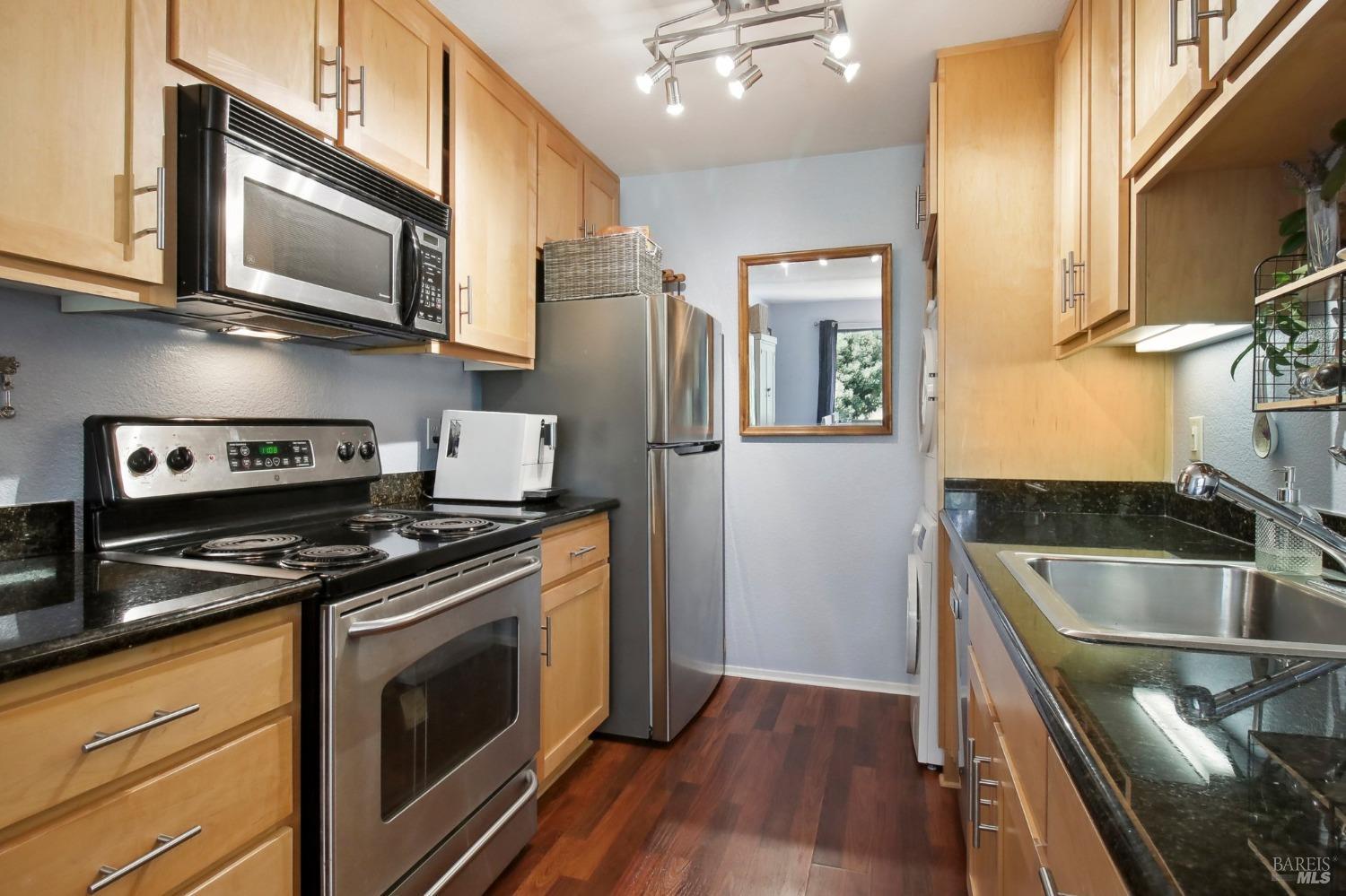 900 Cambridge Dr #18