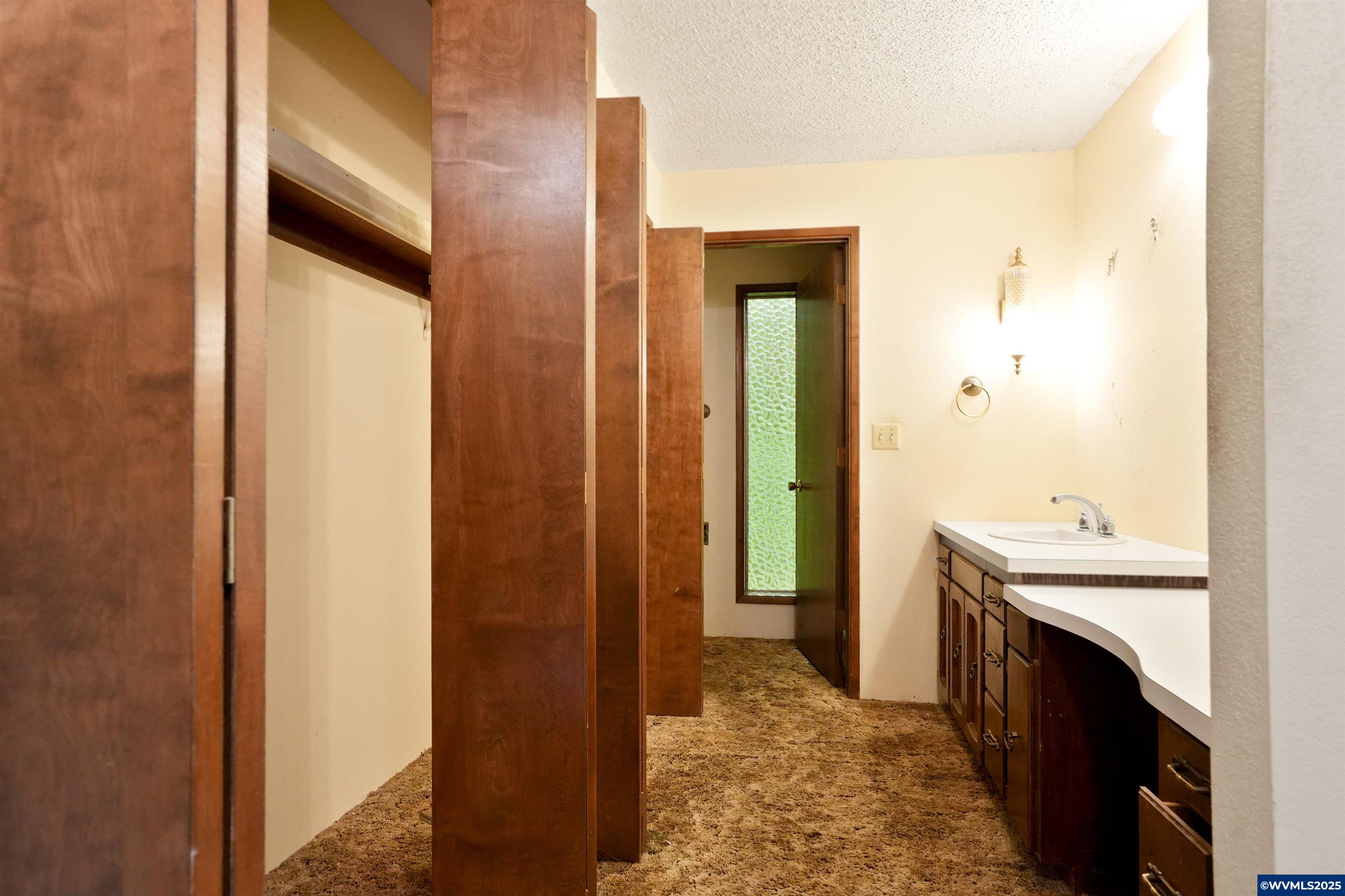 7885 NW Ridgewood Dr