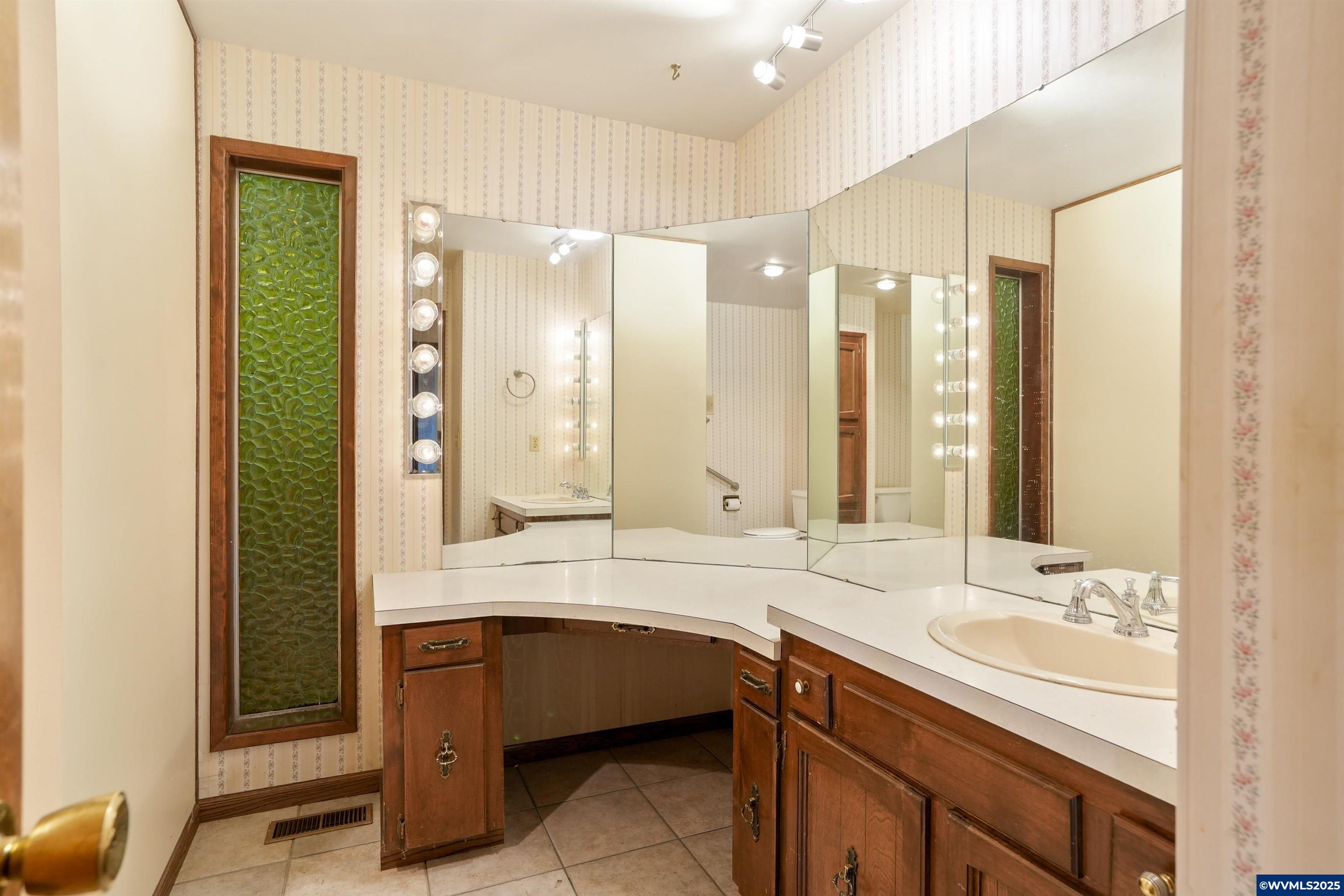 7885 NW Ridgewood Dr