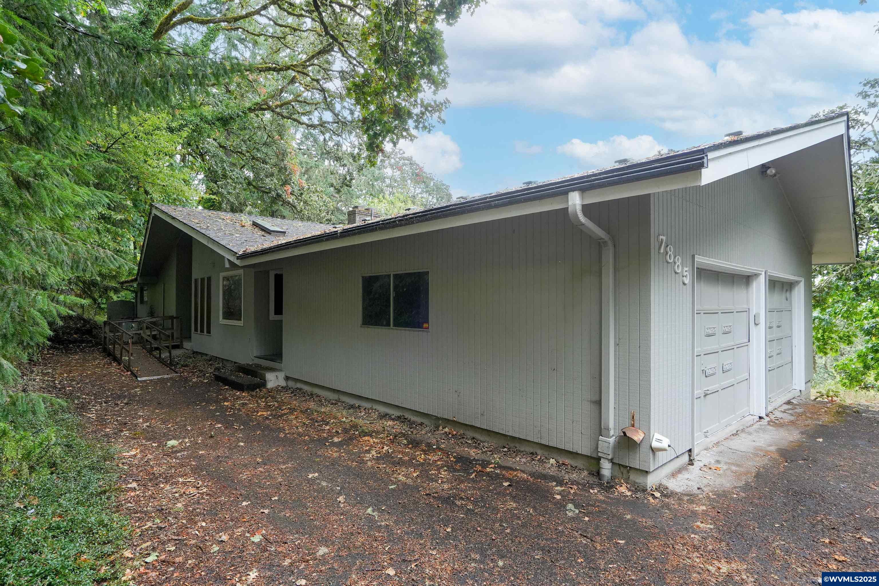 7885 NW Ridgewood Dr