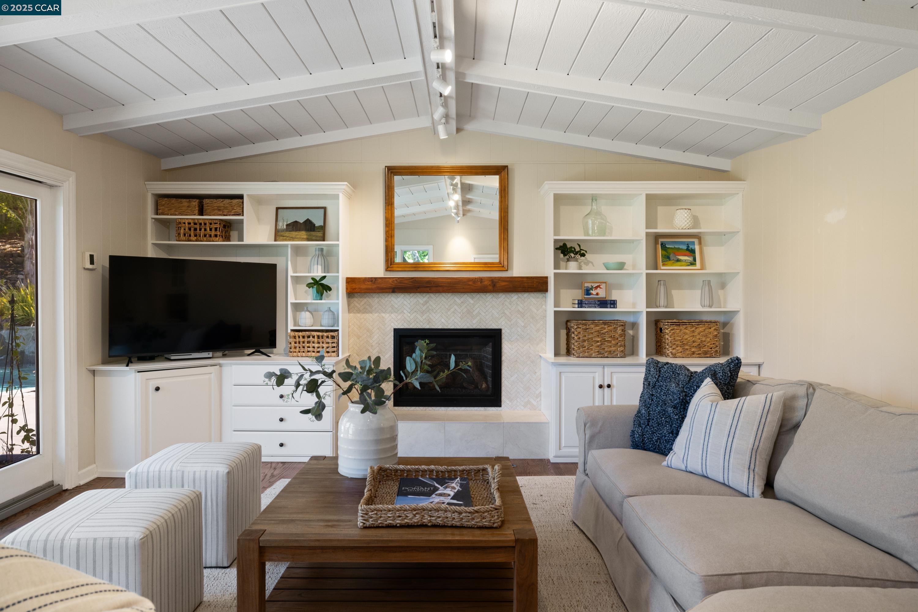 1103 Country Club Dr