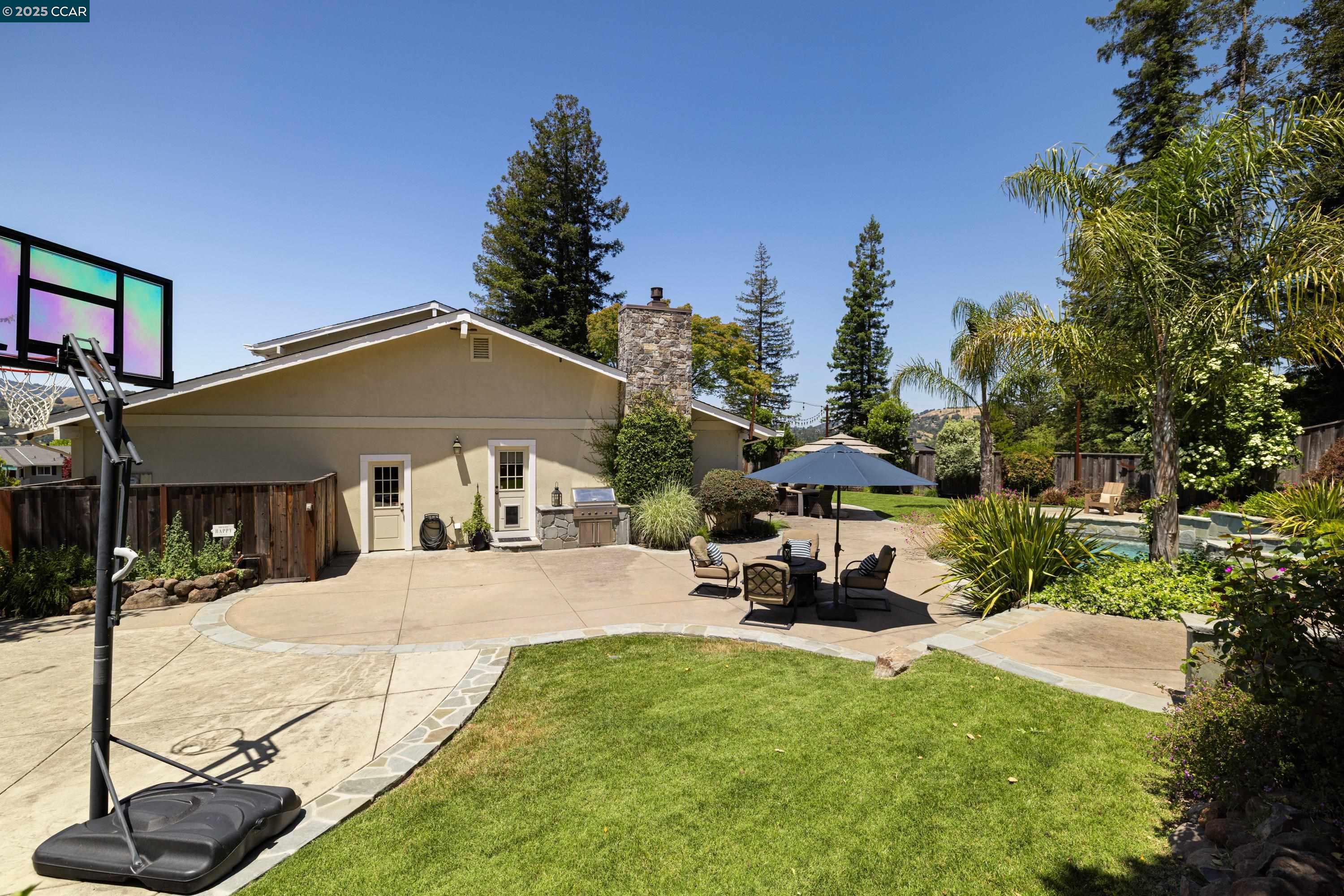 1103 Country Club Dr