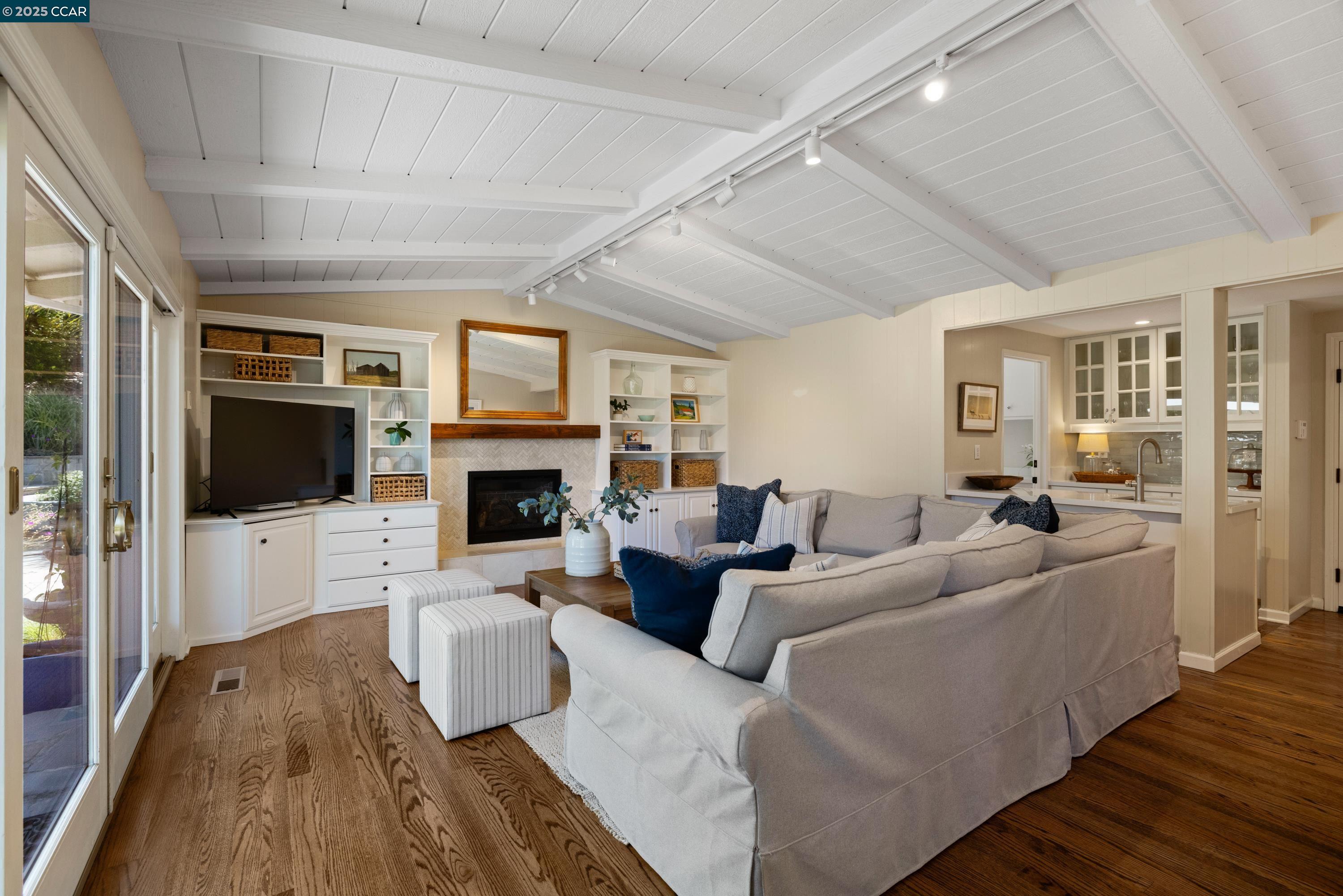1103 Country Club Dr
