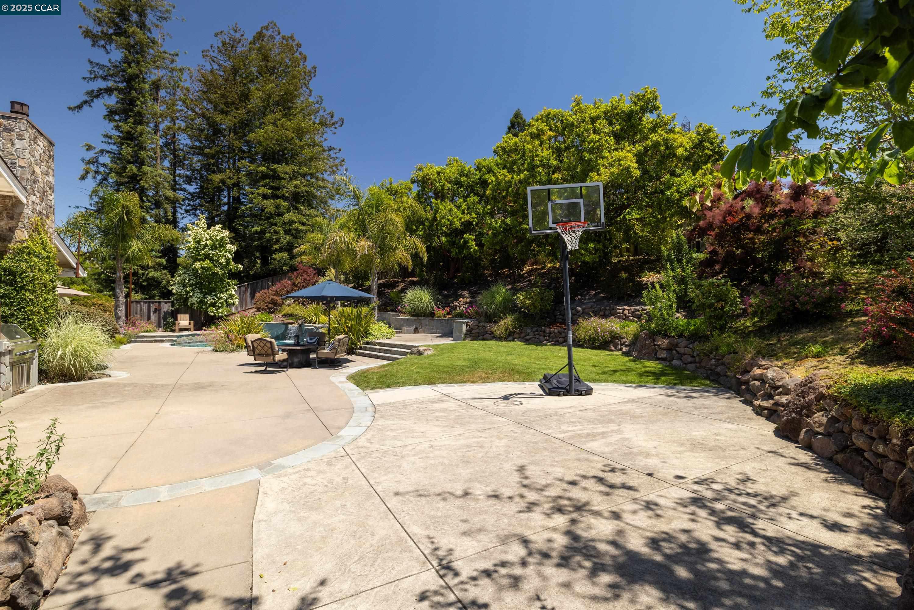 1103 Country Club Dr