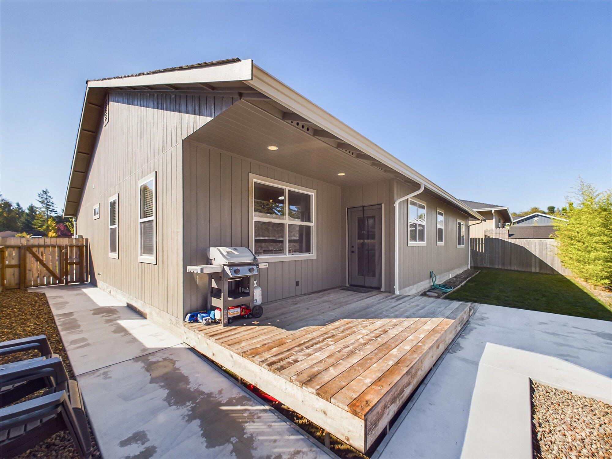 2627 Manzanita Avenue