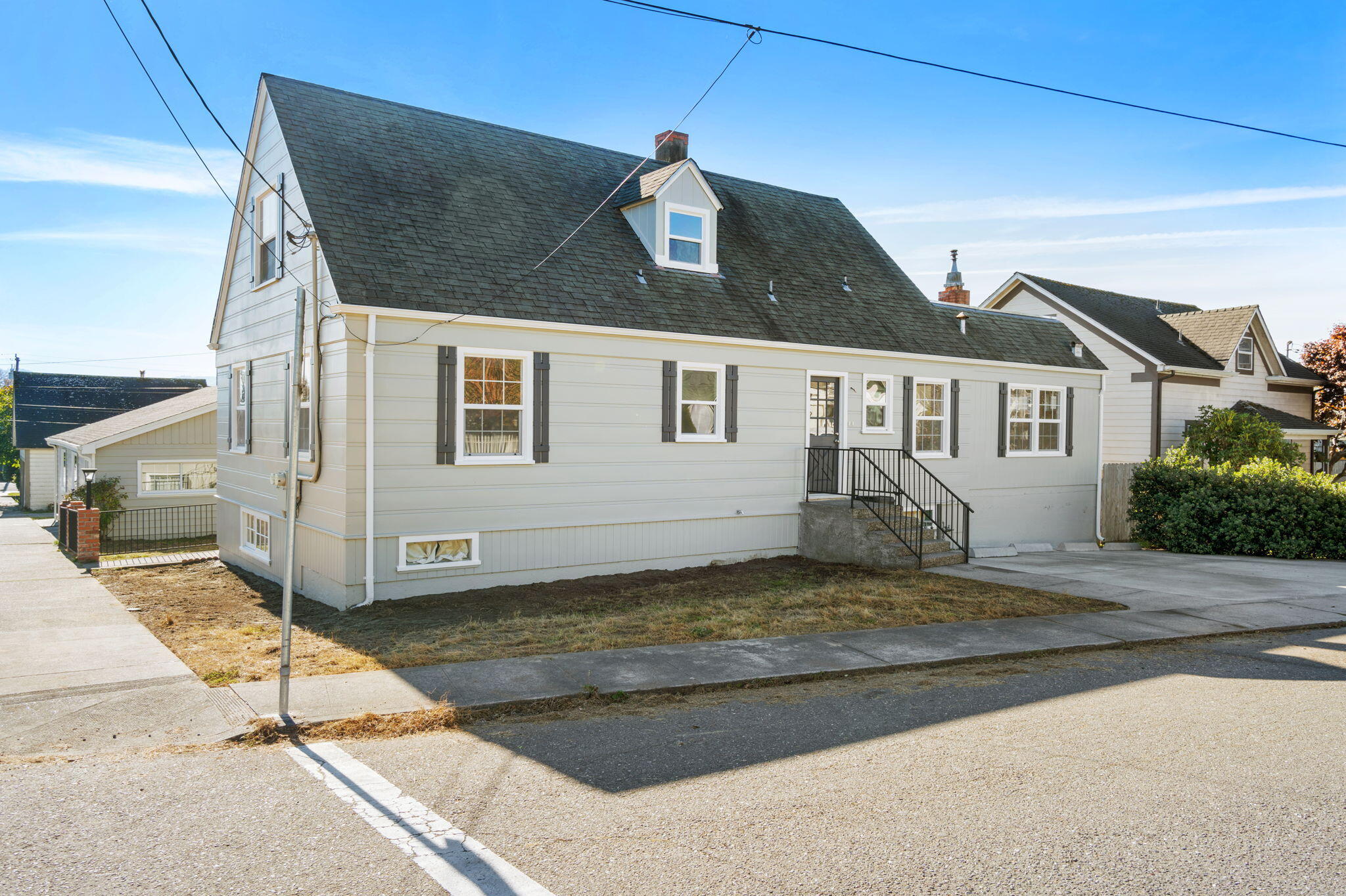858 6th Street