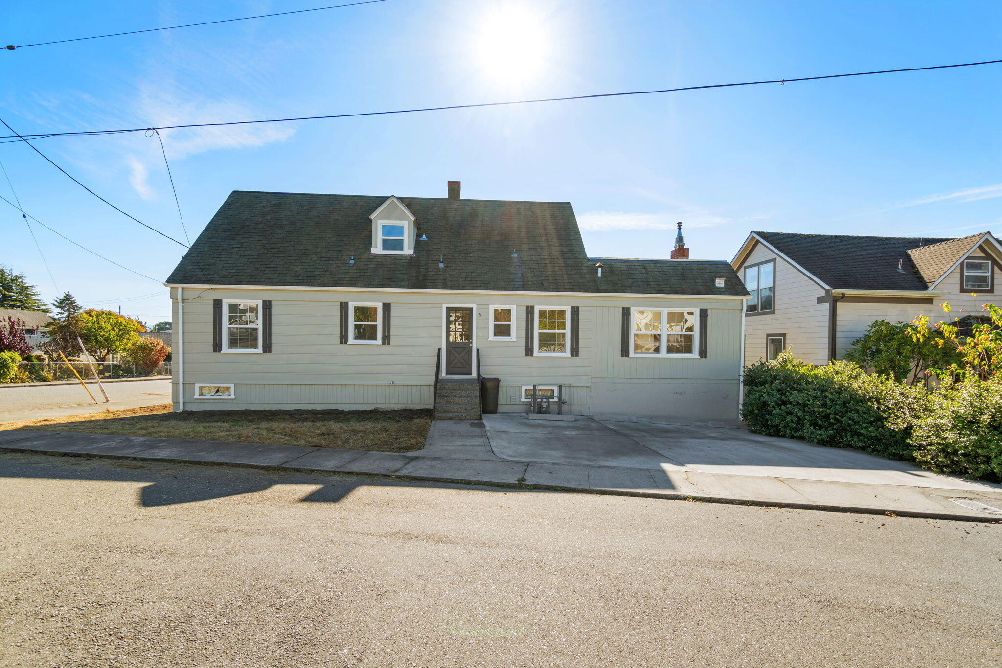 858 6th Street