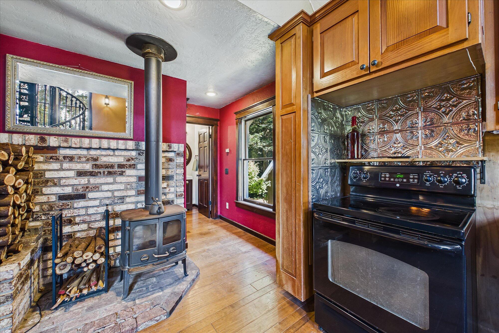 833 Kahlstrom Avenue