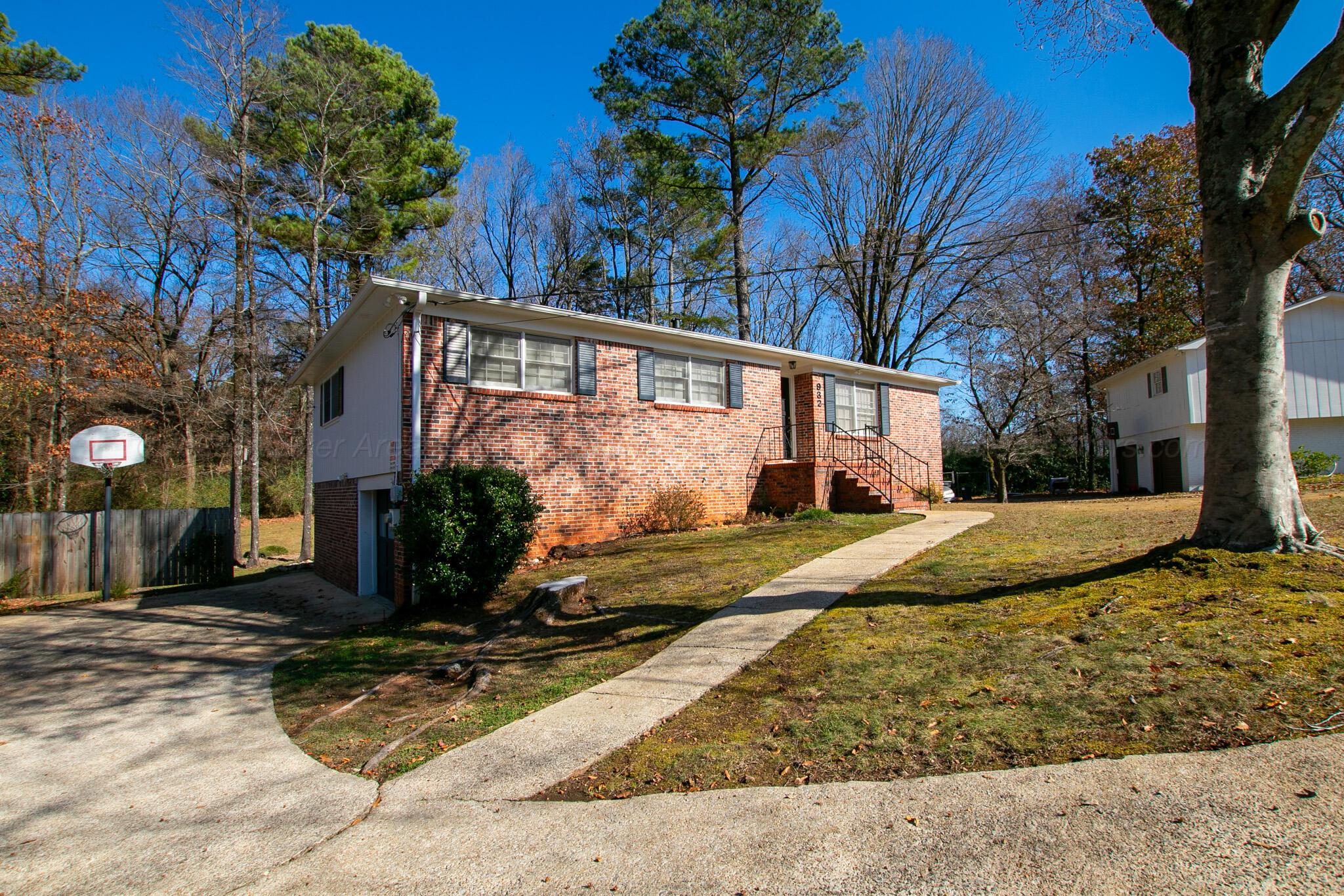 932 KATHRYNE Cir