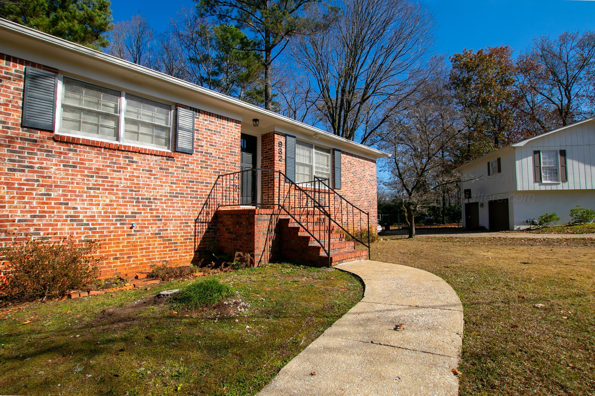 932 KATHRYNE Cir