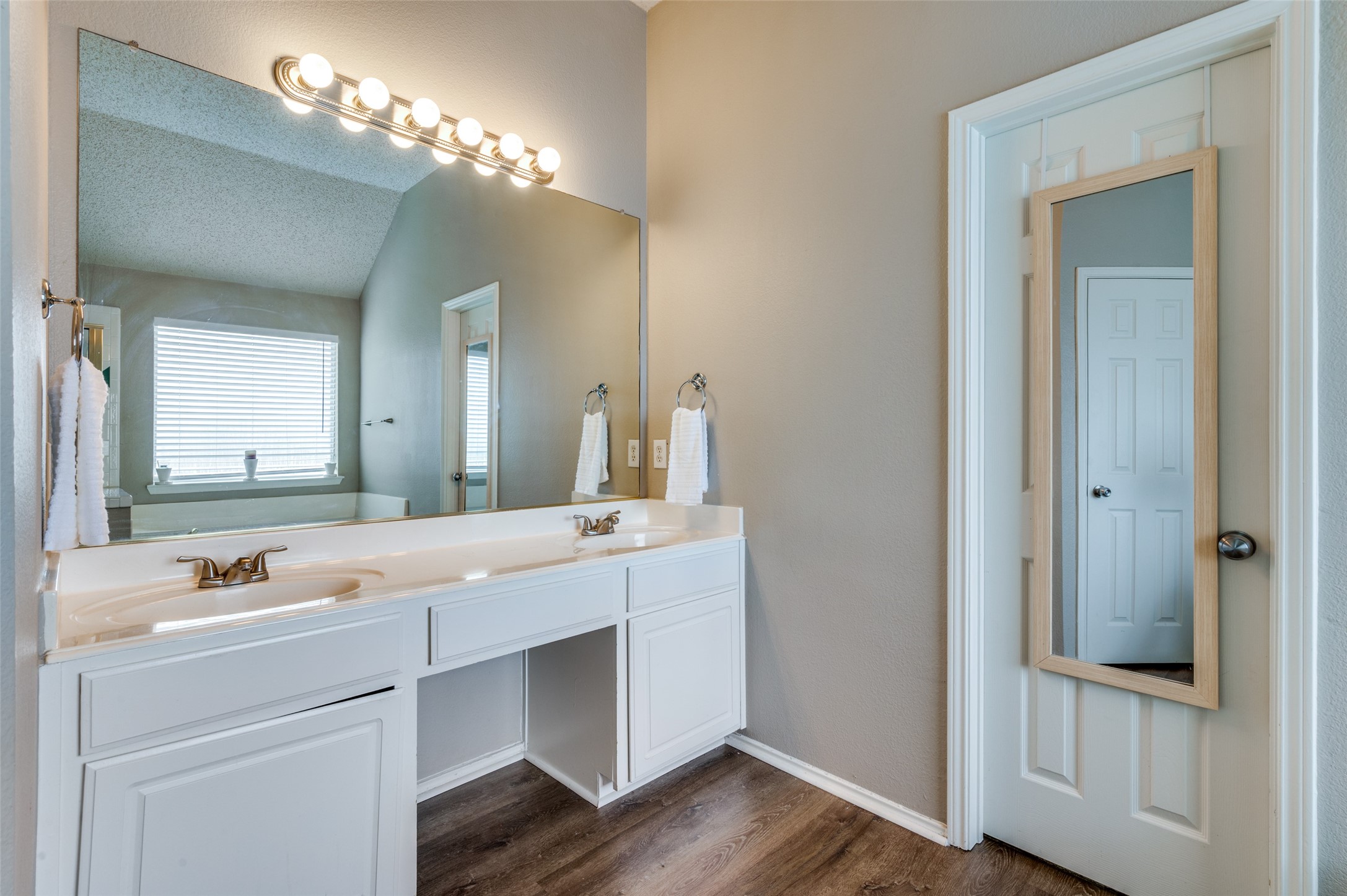 9513 Thorncliff Drive