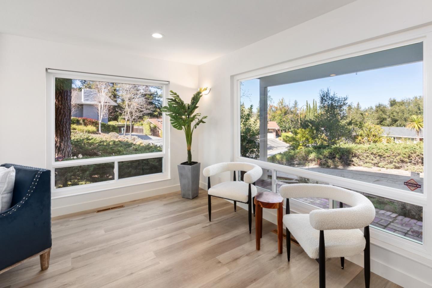 1055 Siskiyou DR