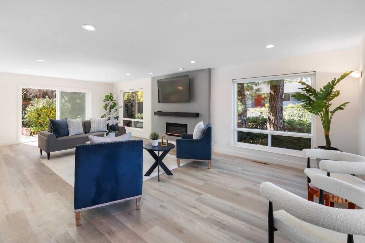 1055 Siskiyou DR