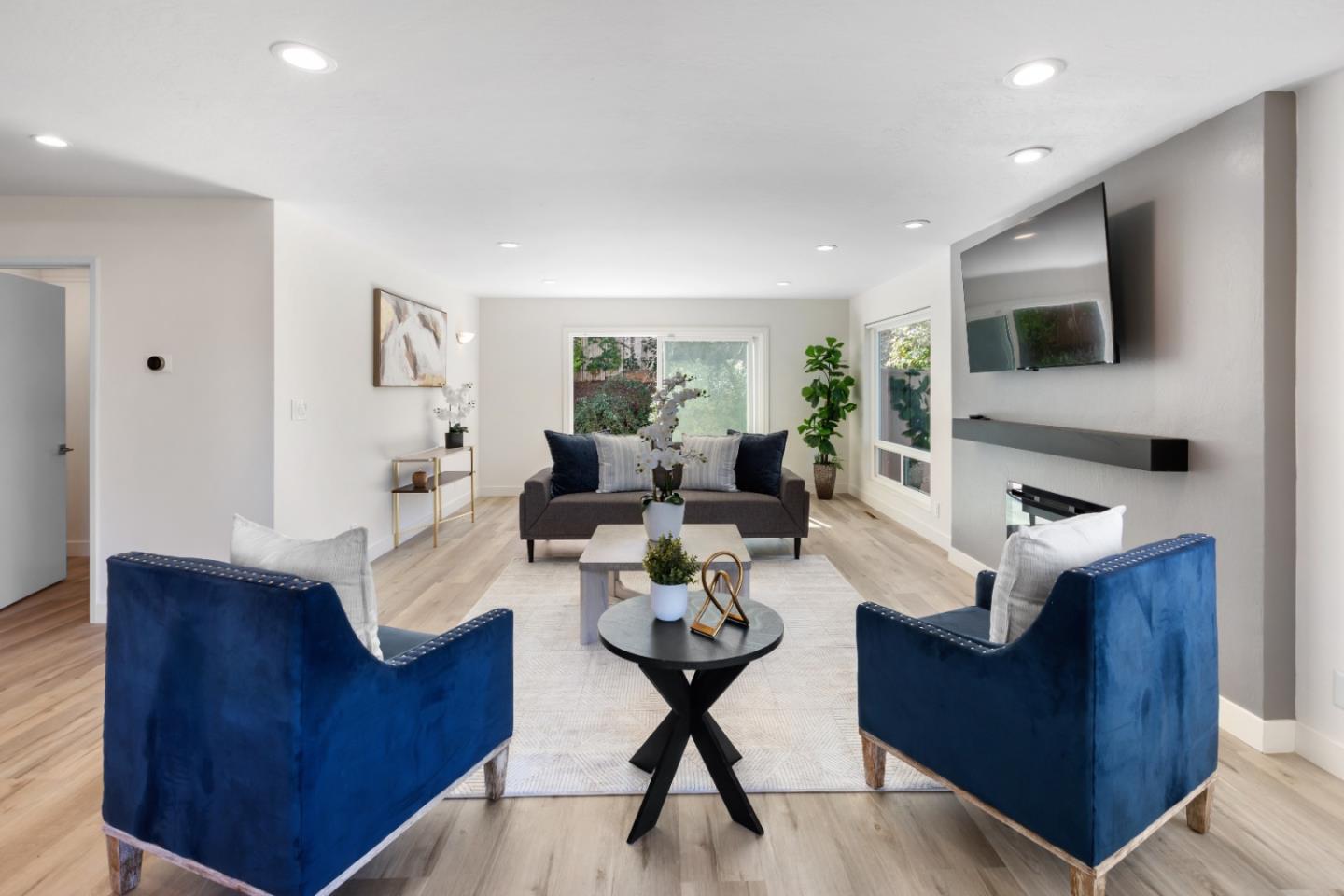 1055 Siskiyou DR