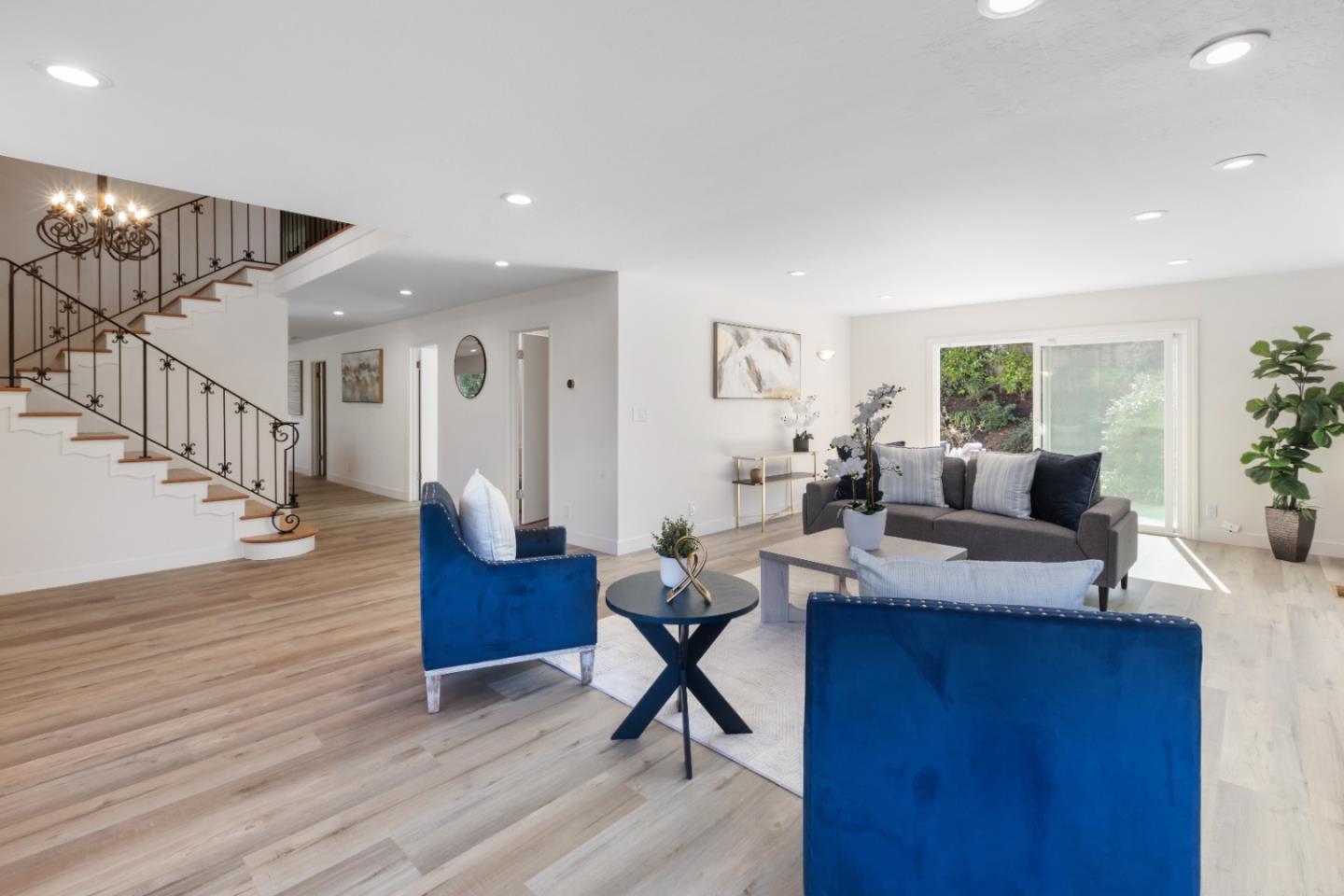 1055 Siskiyou DR