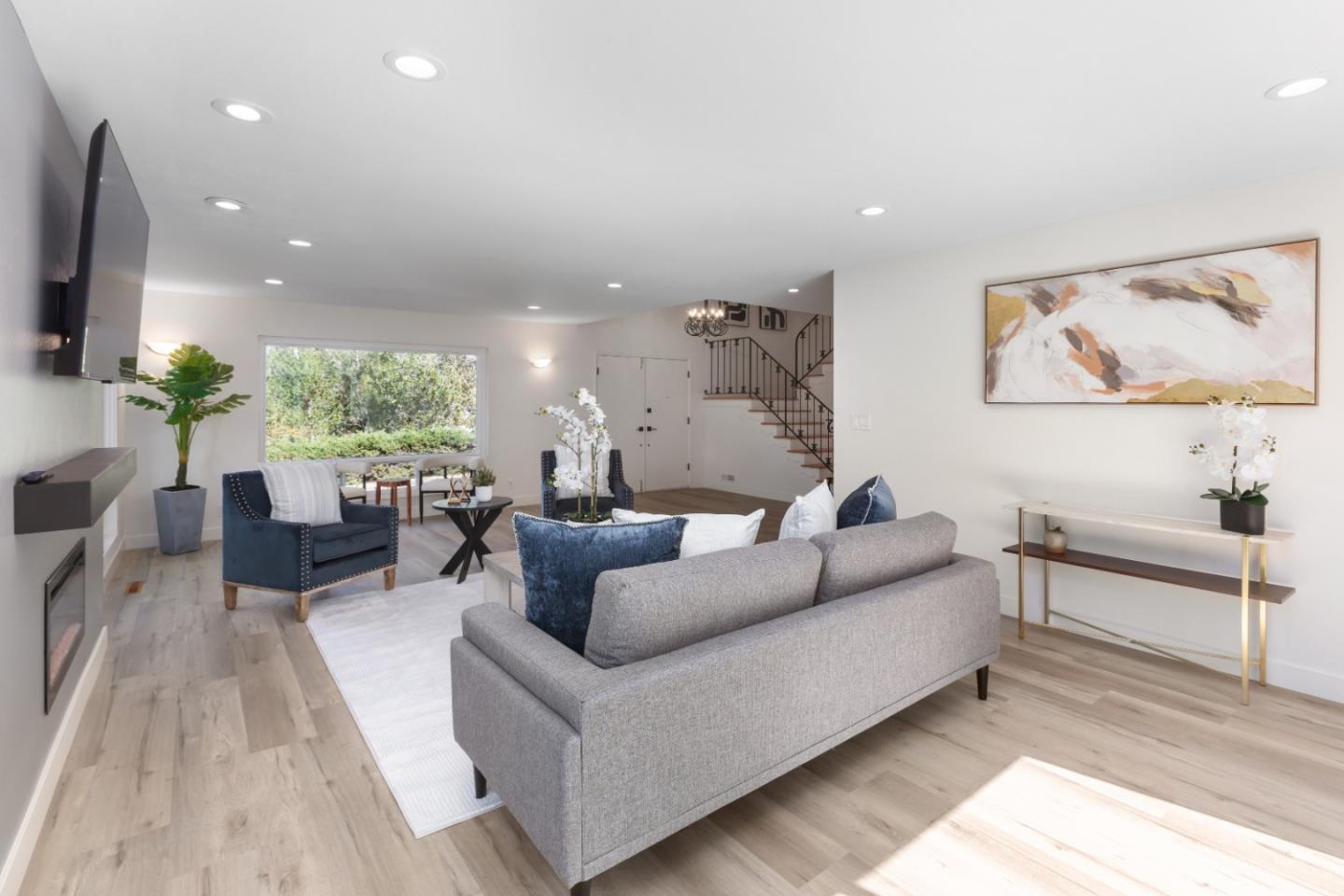 1055 Siskiyou DR