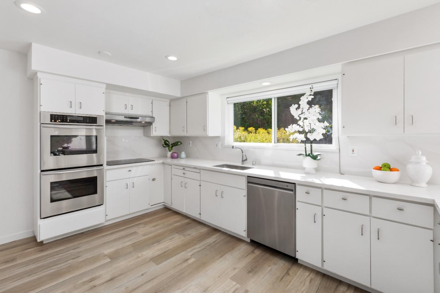 1055 Siskiyou DR