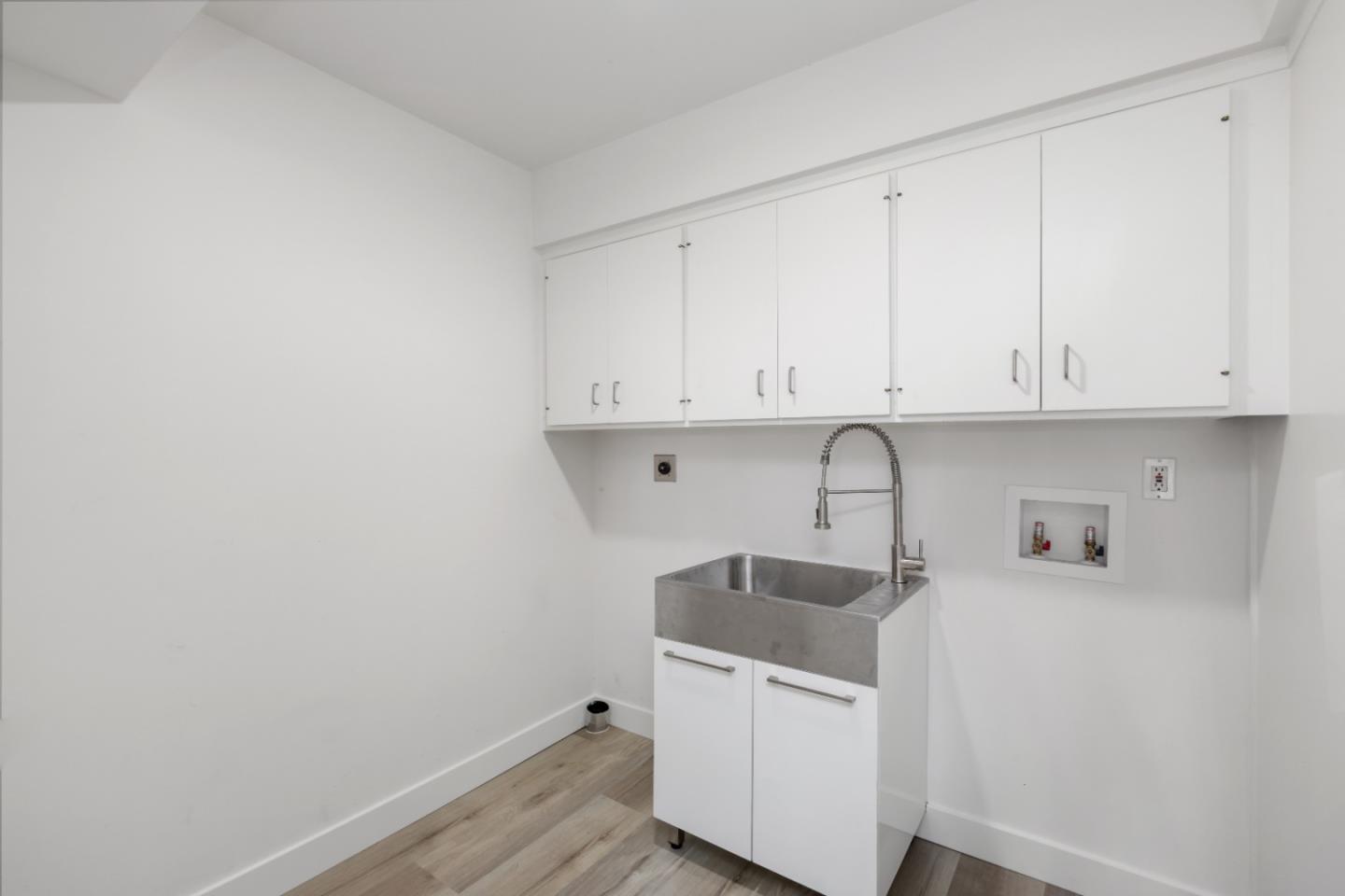 1055 Siskiyou DR