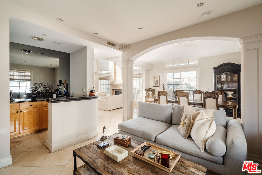 125 S Rexford Dr Unit: 303