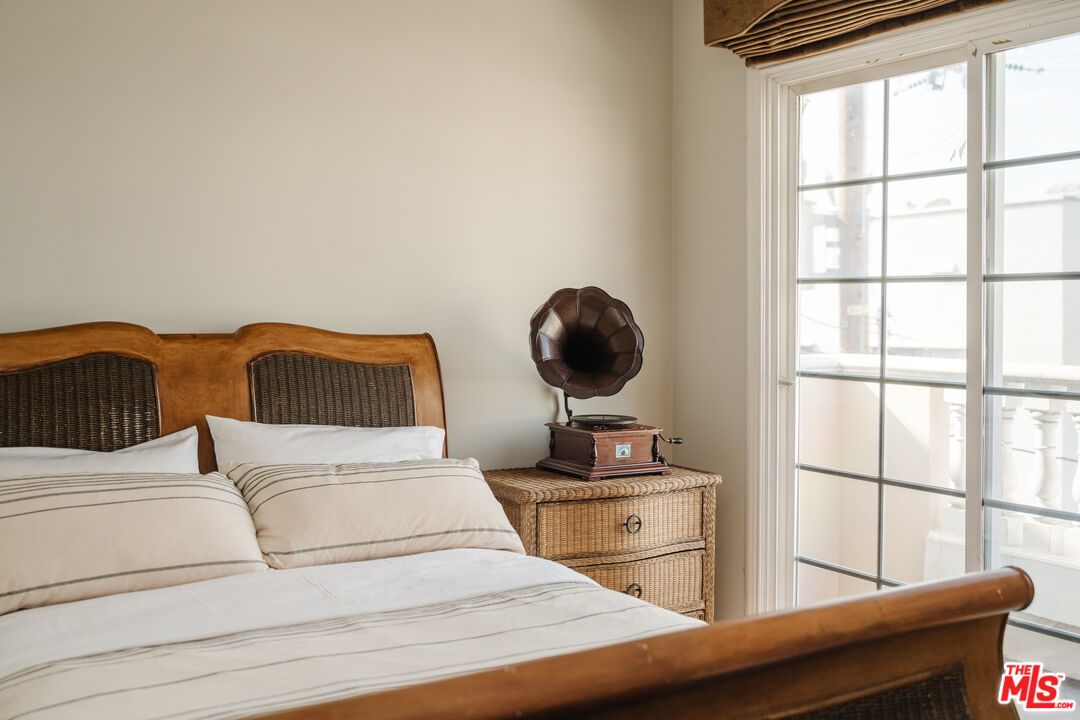 125 S Rexford Dr Unit: 303