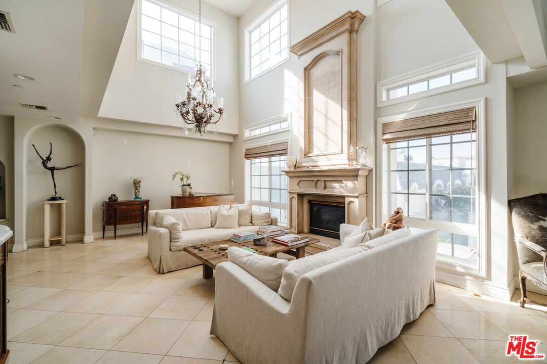 125 S Rexford Dr Unit: 303