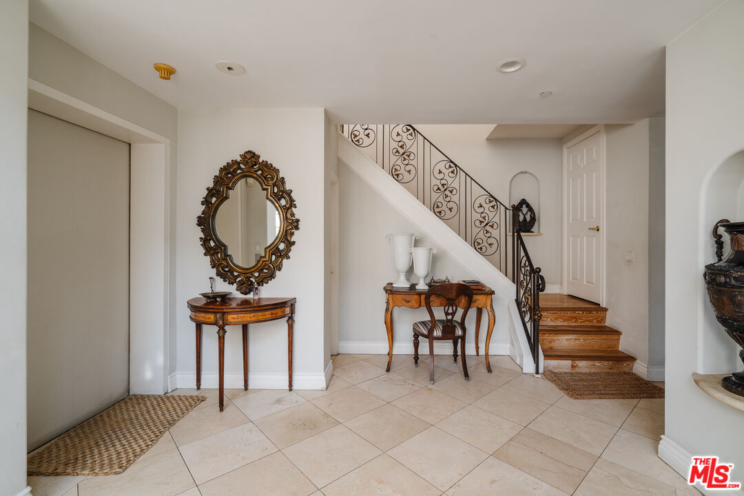 125 S Rexford Dr Unit: 303