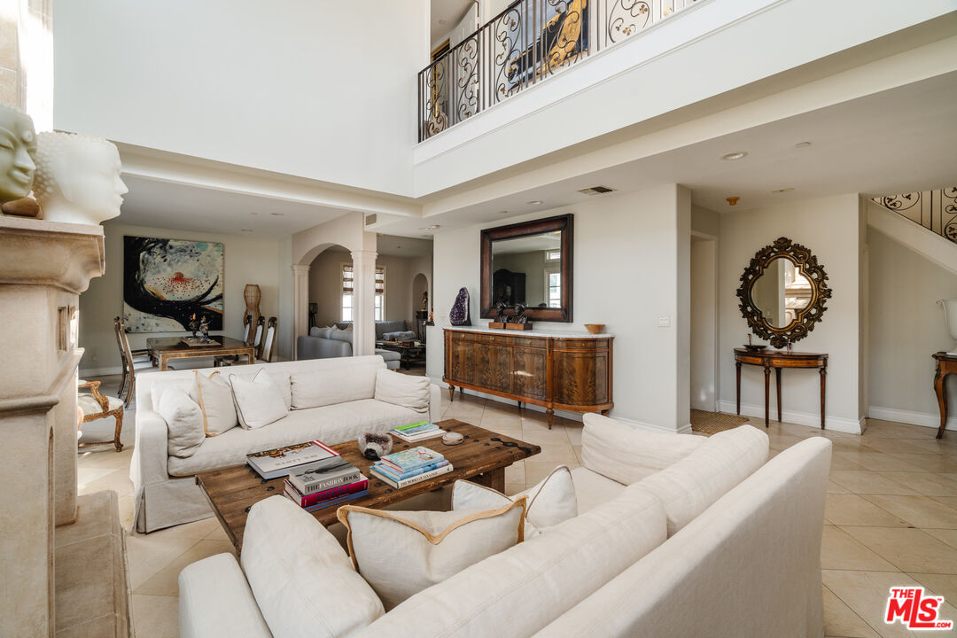 125 S Rexford Dr Unit: 303