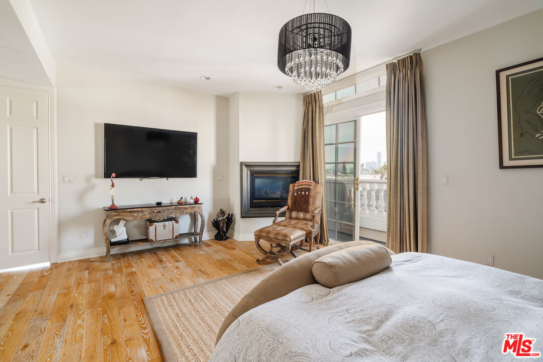 125 S Rexford Dr Unit: 303