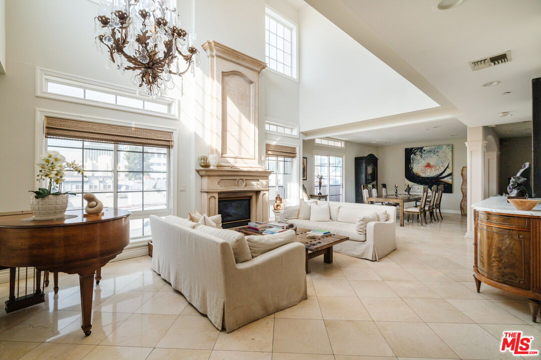 125 S Rexford Dr Unit: 303