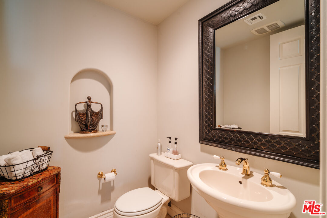 125 S Rexford Dr Unit: 303