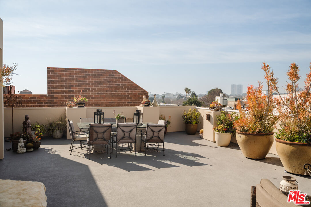 125 S Rexford Dr Unit: 303