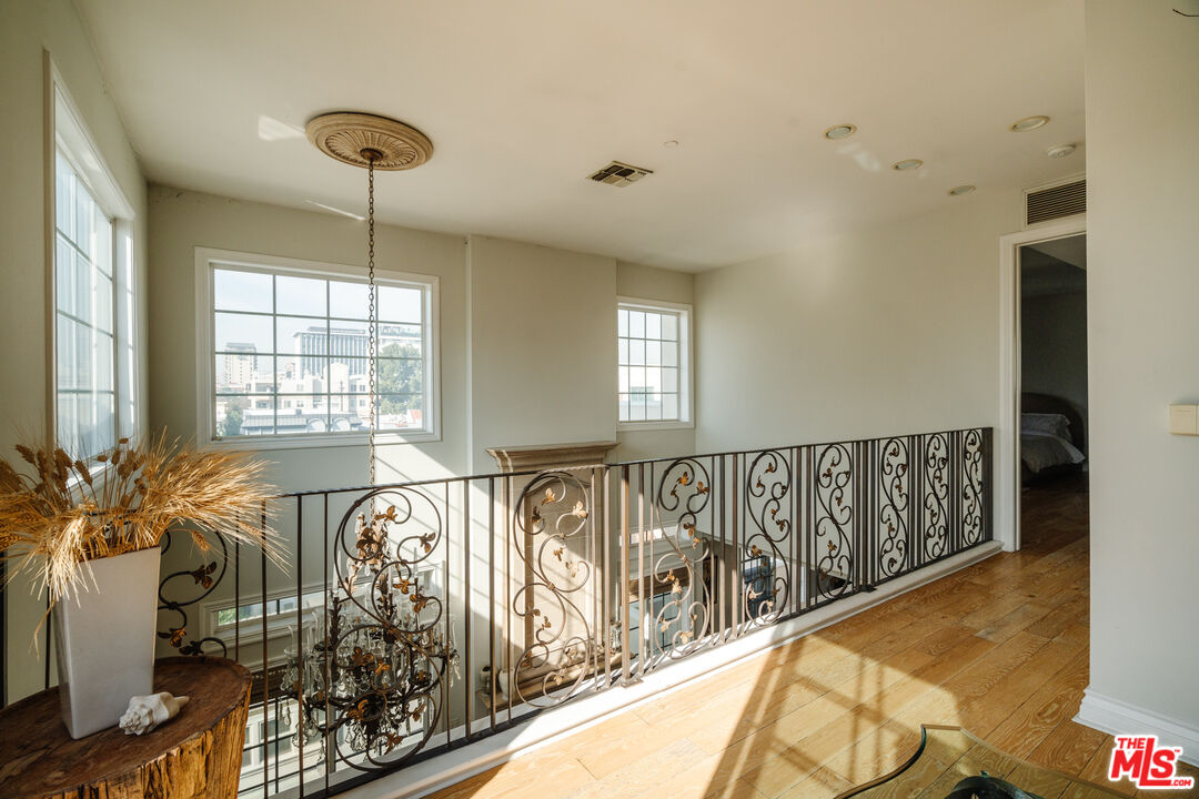 125 S Rexford Dr Unit: 303