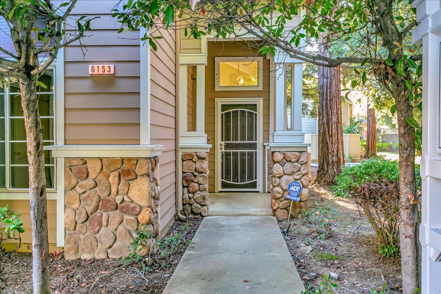 6153 Thicket WAY