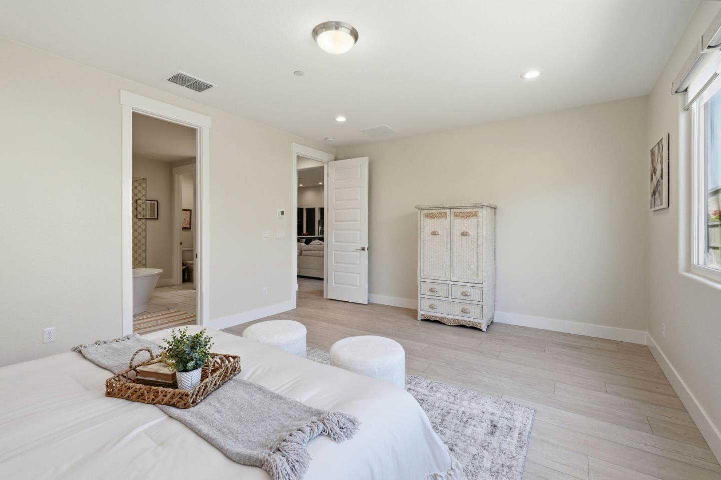 4616 Ian LN
