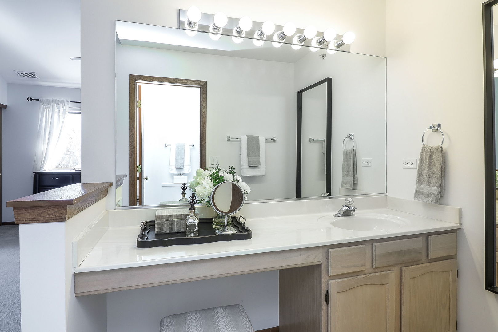 1149 E Addison Avenue