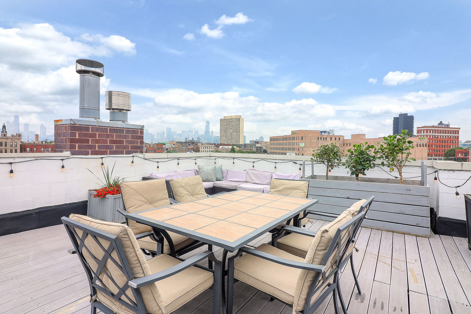 1644 W Blackhawk Street Unit: 2E