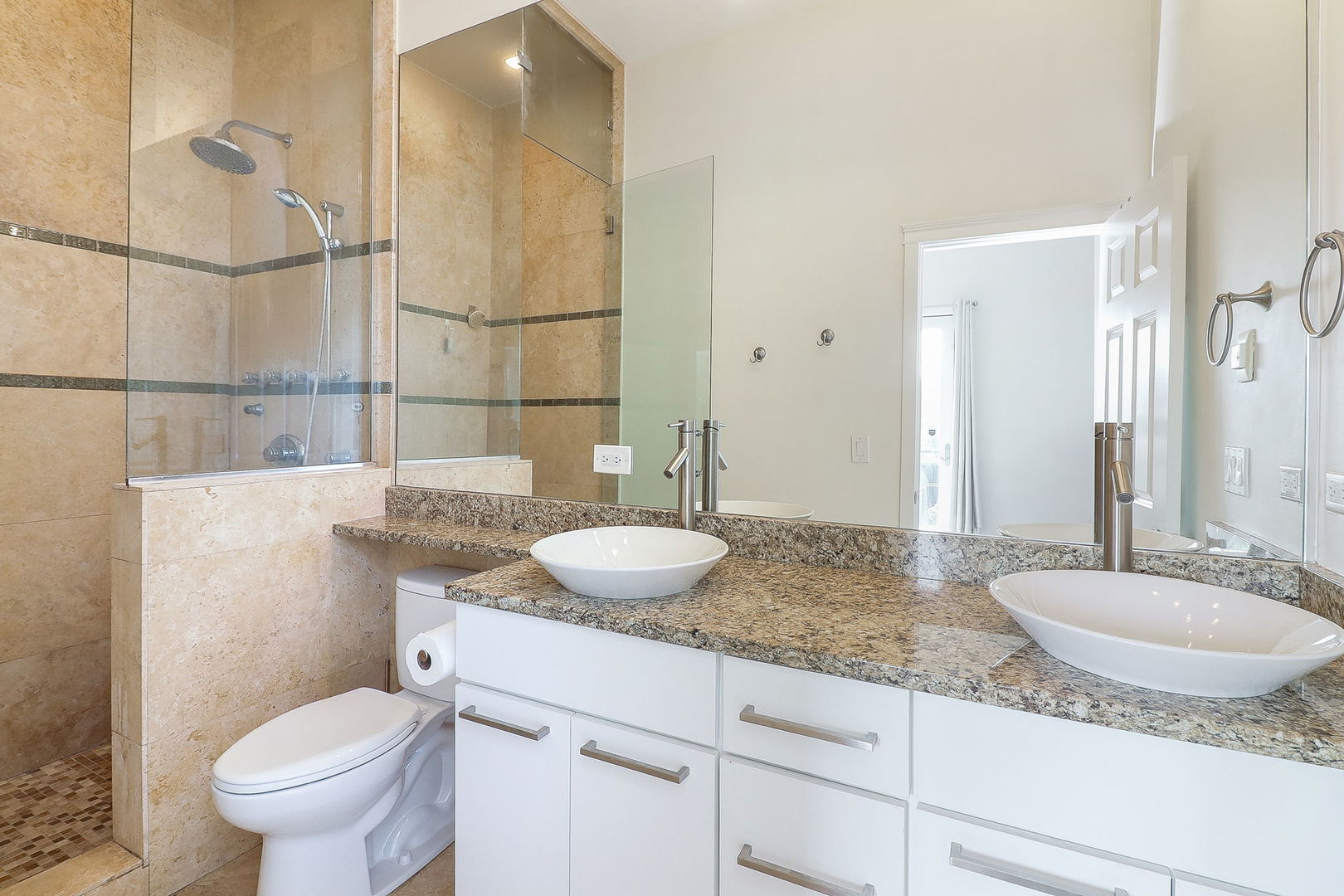 1644 W Blackhawk Street Unit: 2E