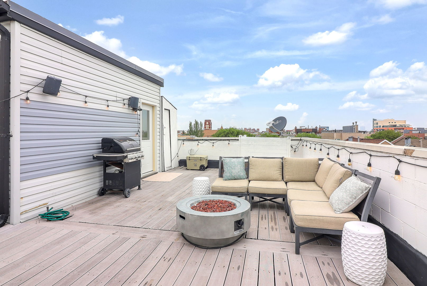 1644 W Blackhawk Street Unit: 2E