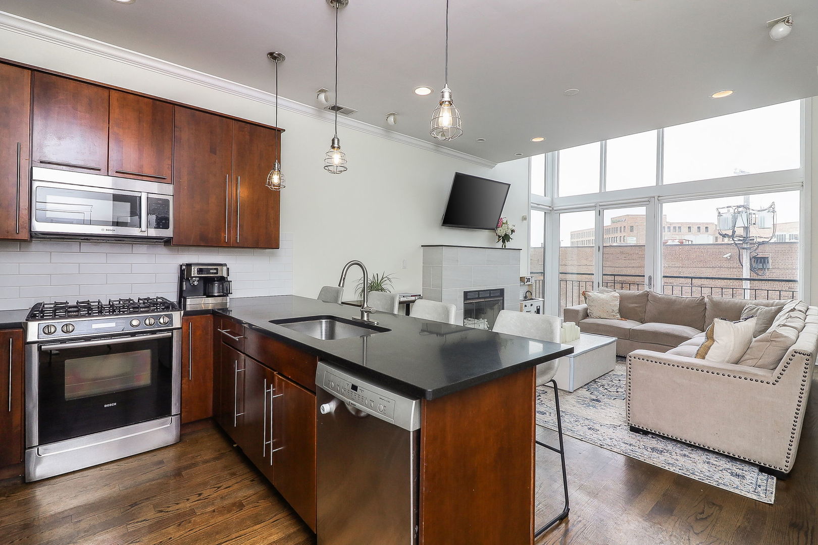 1644 W Blackhawk Street Unit: 2E
