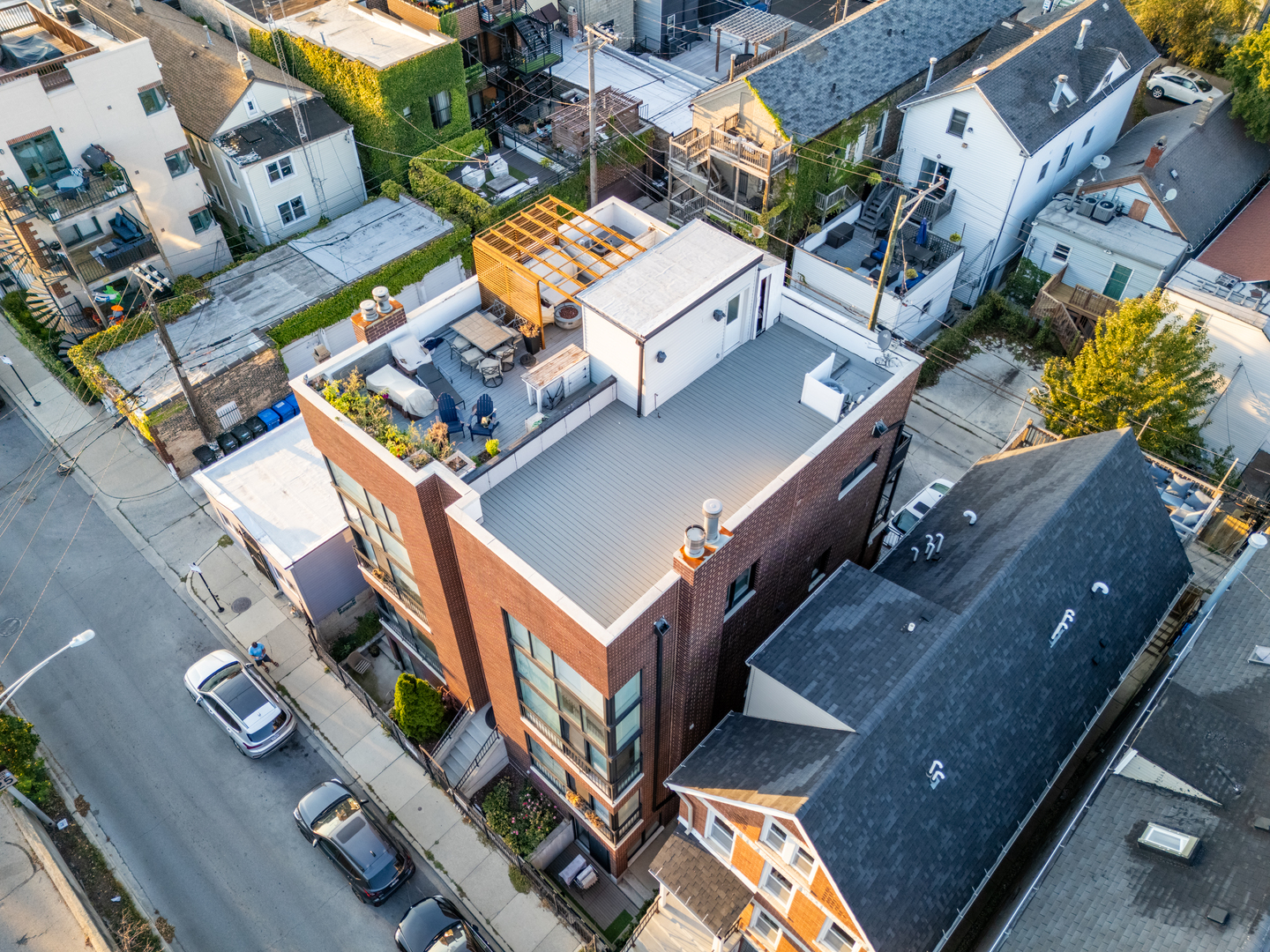 1644 W Blackhawk Street Unit: 2E