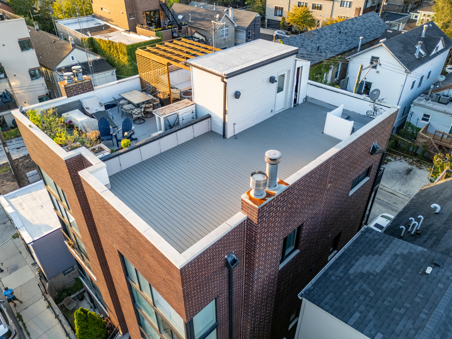 1644 W Blackhawk Street Unit: 2E