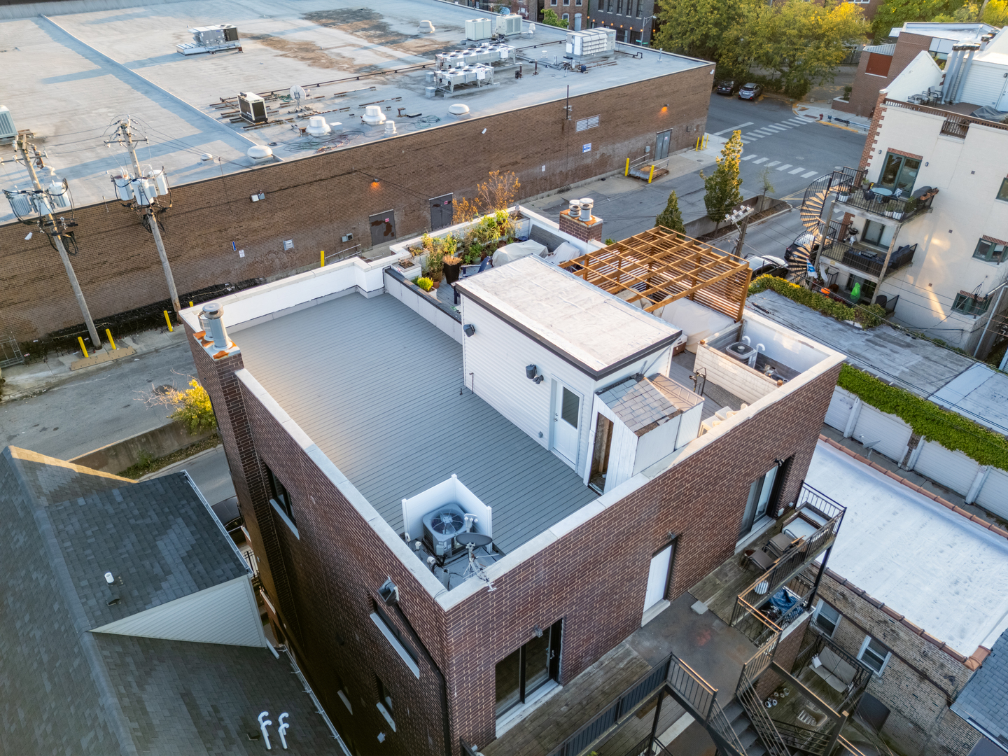 1644 W Blackhawk Street Unit: 2E