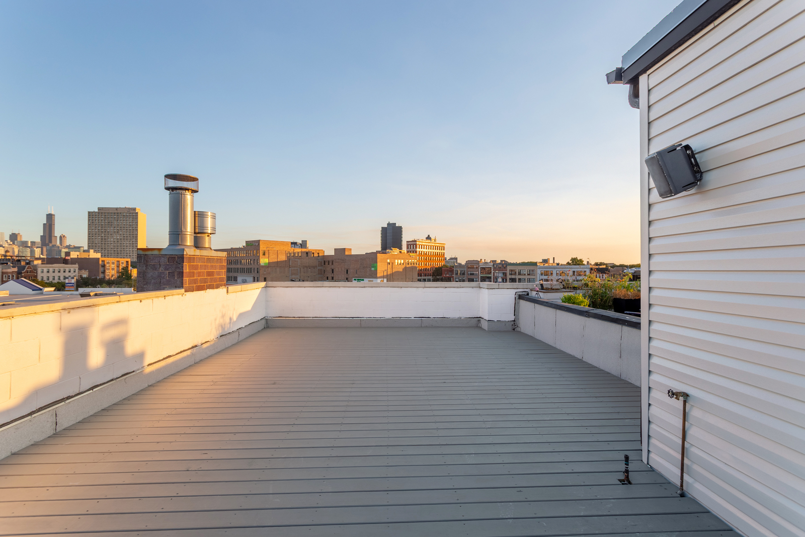 1644 W Blackhawk Street Unit: 2E