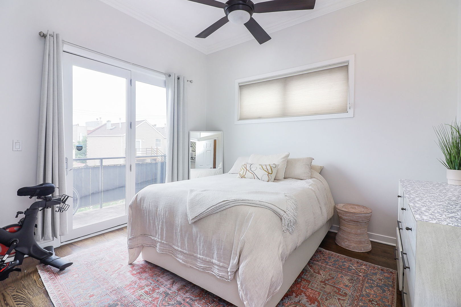 1644 W Blackhawk Street Unit: 2E