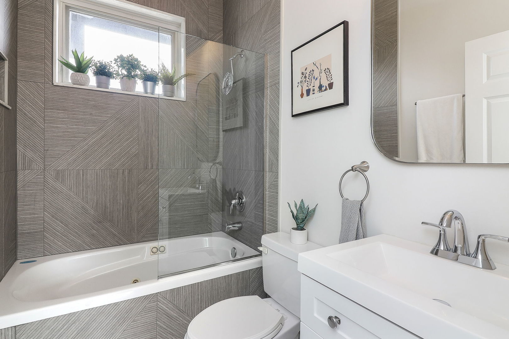 1644 W Blackhawk Street Unit: 2E