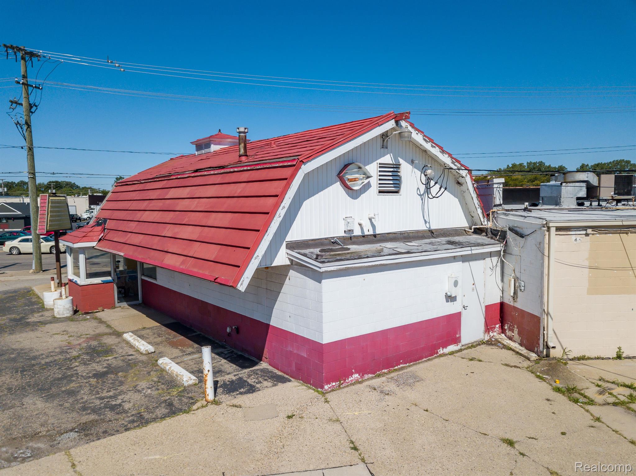 33060 GROESBECK HIWY